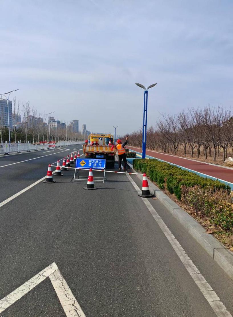 烟台市城市管理局 城管动态 市政养护中心精心维养市政设施 守护群众出行安全